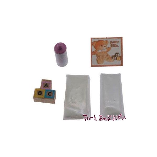 ベビー用品５点セットのミニチュアです！ブロック、哺乳瓶、絵本、おむつが２枚です。おむつは、パンツ型ではないので、若いママには見慣れないかもしれないですね?。絵本は表紙だけで、ページはありません。厚紙に印刷されており、裏面は白紙になります。哺...