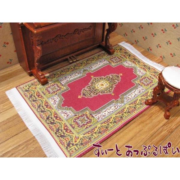 トルコ製のドールハウス用ミニチュアラグです。柄はプリントではなく、機械織りで表現されています。こちらの大きさなら、タペストリーとしても良いと思います。大きさは100ｘ150ｍｍですが、両端のフリンジの部分を含まない大きさです。厚みは意外にあ...