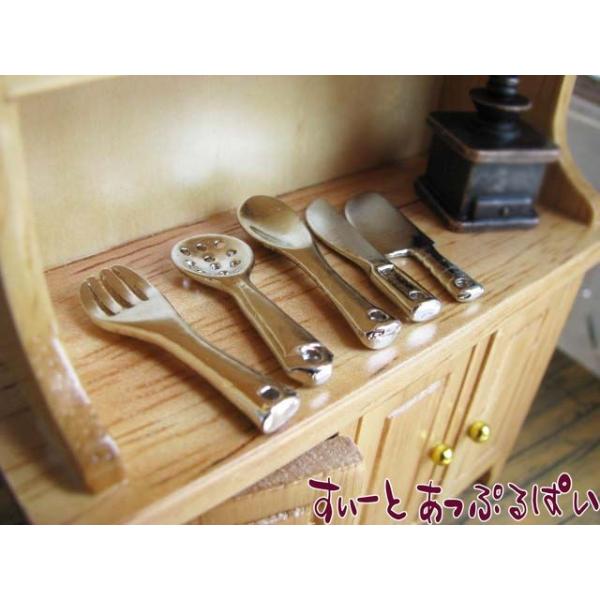 シルバーのキッチンツール５点セットです。持ち手に穴も開いているので、ぶら下げたりできて便利そうです。料理のレパートリーが増えそうですね！サイズ：出刃包丁の長さ約３０ｍｍ