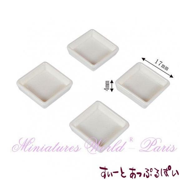 プラスチック製の四角トレイ、４個セットです。サイズは17ｘ17ミリ、高さ４ミリです。価格は４個のお値段になります。ご自慢のミニチュアフードを乗っけちゃおう！