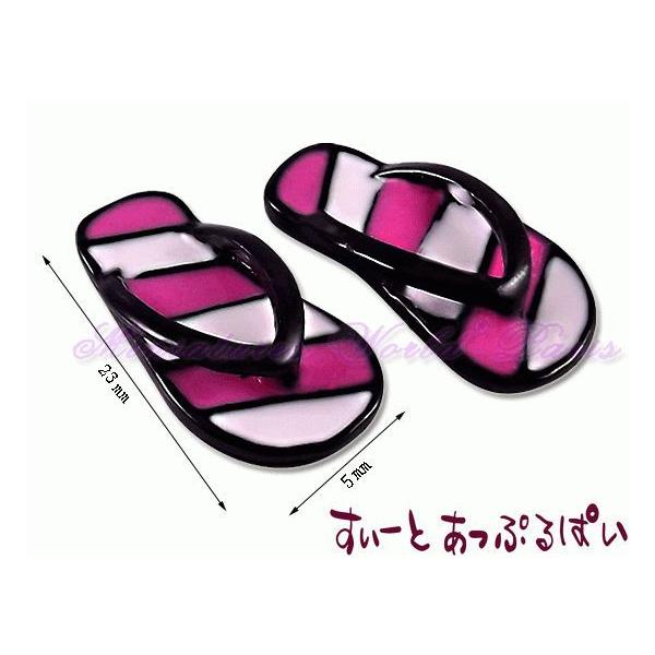 なぜか金属でできた、かわいいビーサンです！！裏面も凹凸が付けてあり、なかなかリアルで笑ってしまいます。しかもこのビビッドなピンク色！ドールハウスの靴箱にそっと忍ばせて、笑いの種にしちゃいましょう！サイズ（片方のみ）：23ｘ11ｍｍ、厚み約5ｍｍ