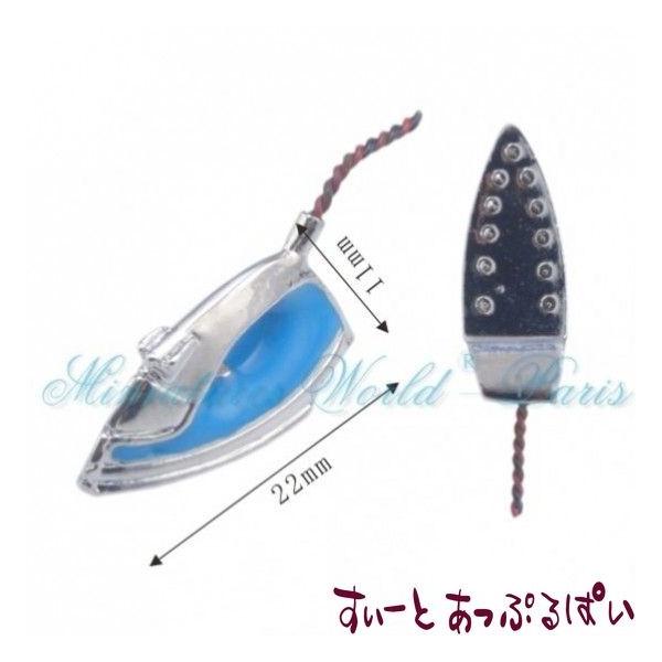 昭和のアイロンは、コードレスやらスチームやら、気の利いた機能はありません！スチームは霧吹きで代用していたのです。コードは、邪魔でも我慢していたのです。今は衣類をハンガーに掛けたまま使えるアイロンもありますよね！携帯電話同様、かなりの進化を見...