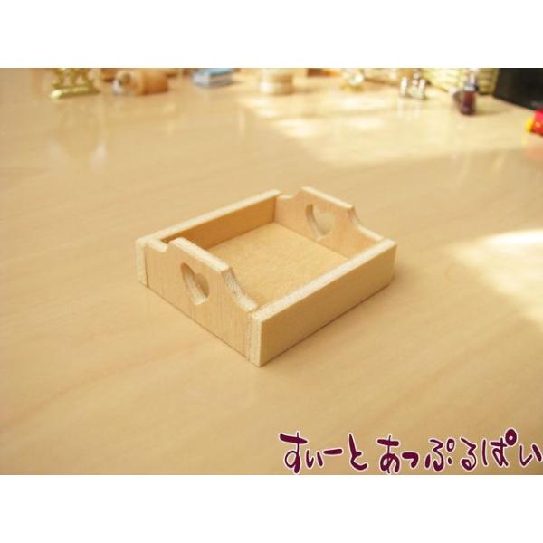 かわいいハートの取っ手の木製トレイです。このままでも、好みの色にペイントしても良さそうです。クロスを敷いてパンを並べても良さそう・・・使い方は貴方次第で無限大です！サイズ：40ｘ35ｘＨ15ｍｍ