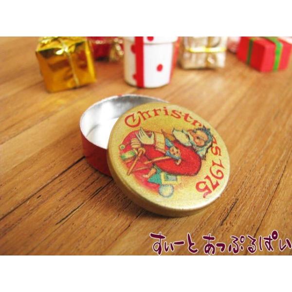 「丸缶入りキャンディー」の、中身が入っていないティン缶です。リクエストが多く、商品化しました！スィーツやジュエリーなど、お好みの物を入れて楽しんでくださいね！サイズ：直径約24ｍｍ、高さ８ｍｍ