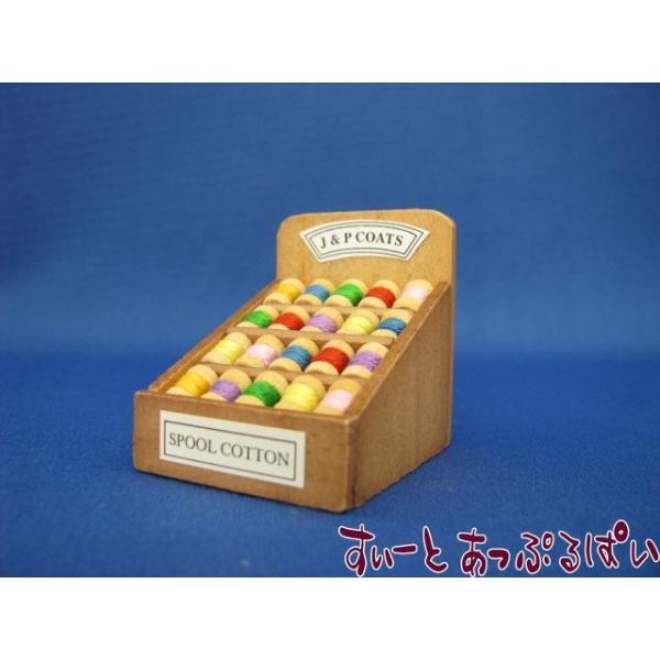 手芸屋さんにある、糸巻きを売るスタンドですね！こんなもののミニチュアをわざわざ作っていただき、メーカーには本当に感謝です。糸がカラフルで、すごく可愛いです！手芸屋さんやソーイングルームのドールハウスなどに、是非お役立て下さい。※糸巻きを外す...