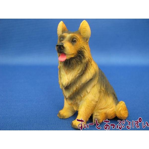 シェパードのミニチュアです。レジン製で少し重みがあります。「超リアル！」というほどではないですが、やっぱり動物がいるのといないのでは、お部屋の臨場感も違ってきますよね！是非お迎えしてあげて下さい。※毛並みのお色は、お使いのモニターにより見え...