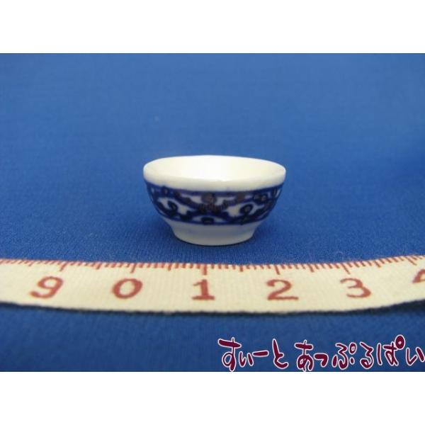 ミニチュア陶器のどんぶりです！直径は約24ｍｍ、高さ約１２ｍｍです。陶器に厚みがあるため上げ底になっており、深さはあまりありません。でも、麺の量が少なくてすむので、良かったかも？！あなたのミニチュアフード作りにお役立てください！※絵柄はハン...