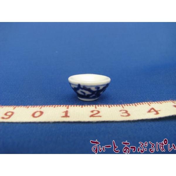 ミニチュア陶器のお茶碗です。直径は約17ｍｍ、高さ約9ｍｍです。陶器に厚みがあるため上げ底になっており、深さはあまりありません。でも、ご飯粒が少なくてすむので、良かったかも？！と思った面倒くさがり屋の店長です！※絵柄はハンドペイントになりま...
