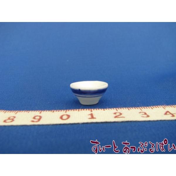 ミニチュア陶器のお茶碗です。直径は約17ｍｍ、高さ約9ｍｍです。陶器に厚みがあるため上げ底になっており、深さはあまりありません。でも、ご飯粒が少なくてすむので、良かったかも？！と思った、面倒くさがり屋の店長です！※絵柄はハンドペイントになり...