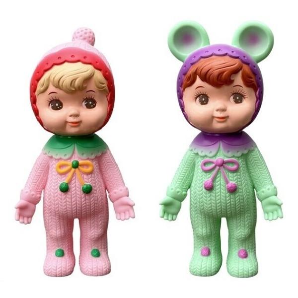 イラストレーター『おぶちあきこ』さんデザインの『オブチャーミーちゃん』。ポンポン帽子の『オブチャーミーちゃん・ストロベリー』くま耳の『オブチャーミーちゃん・マスカット』昭和40年代より児玉産業で製造販売をしている『チャーミーちゃん』、現在も...