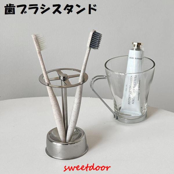 コンパクトなデザインながら4本も収納できる歯ブラシスタンド♪歯ブラシだけでなく、ペンやメイクブラシなど様々な用途で活躍します！【サイズについて】画像をご参照ください。【素材について】合金【カラーについて】生産ロットにより柄の出方や色の濃淡が...
