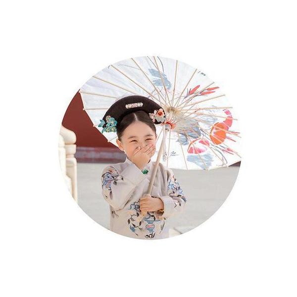 2158直径：56cm,60cm,70cm,82cm傘長：39cm,45cm,50cm,54cm傘骨：24本製の為、多少の傷や 素材特有の臭いや接着剤等の臭いが残っている場合がございますので、気になるお客様はご購入をお控え下さい。紙舞日傘の...