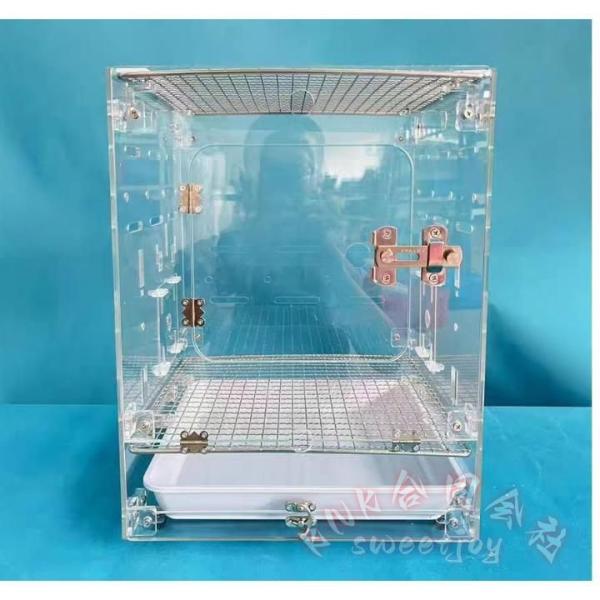 小型、中型、大型の3種類のサイズから選ぶことができます。鳥の種類や大きさに合わせてお選びください。安全で耐久性があり、清潔で管理が便利なアクリル鳥かご。鳥を傷つける心配がありません。臭いや錆びがないので、いつでも快適な環境を提供します。環境...