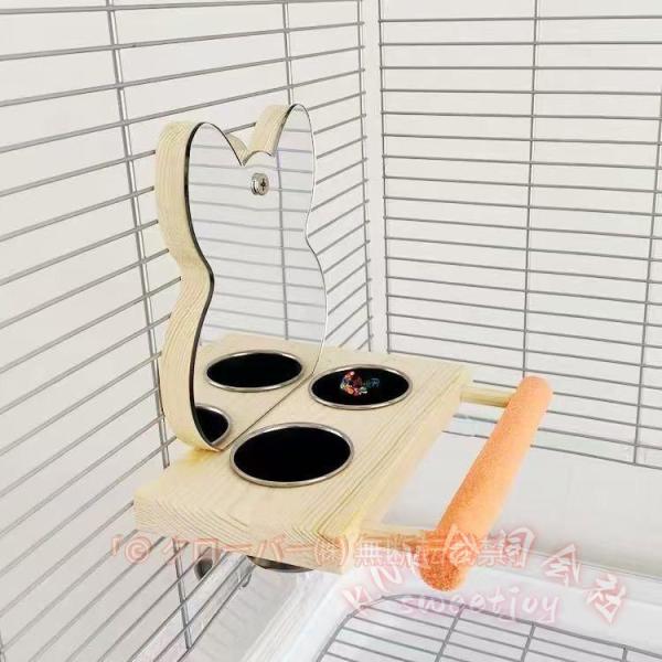 鳥かごに付属のネジ1つで取り付けができるミラー付きの木製餌台です。ステンレス製の餌カップとお水カップが2つ付属しています。組み立て、取り付けは簡単鳥かごの中に設置しても、外側に出して設置しもOKです。【サイズ】16×8.5×12cm 厚さ1...