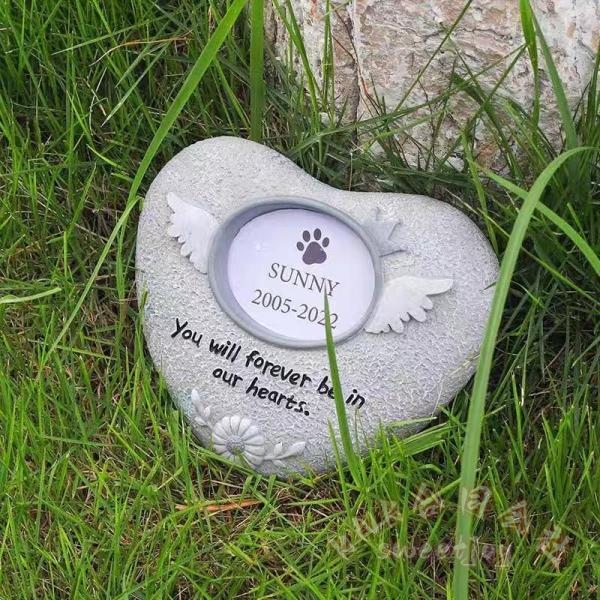 材質 防水樹脂製で、本物の石のような外観と手触りです。大切なワンちゃんのレジン製メモリアルプレートです。お庭の一角にペットのお墓、墓石として、また、室内の仏壇・仏具としてもお使いいただけます。