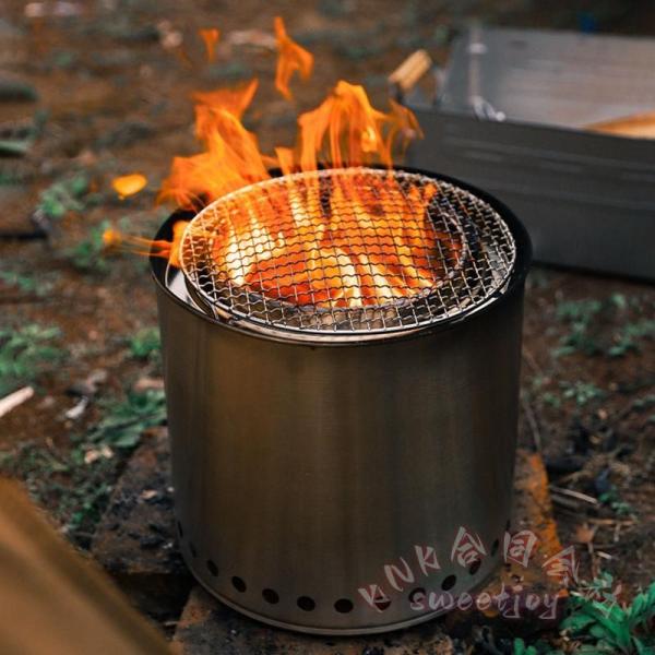 【商品説明】二次燃焼効果が高い為、通常燃焼時に起こりがちな白煙なども燃やし切り、煙が出にくく、火力も強い構造となっています【仕様(スペック)】33×34cm(外径×高さ）燃焼部サイズ：17×23cm(口径×深さ)収納サイズ35×35cmゴト...