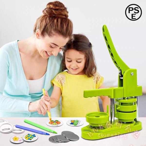 本体サイズ：約幅8×奥行23×高さ21.5cmハンドル長さ：21cm重量：1.35kg（本体のみ）缶バッジサイズ：44mmセット内容：缶バッジマシン本体、缶バッジパーツ(表側)×100、缶バッジパーツ(裏側)×100、バッジフィルム×100...