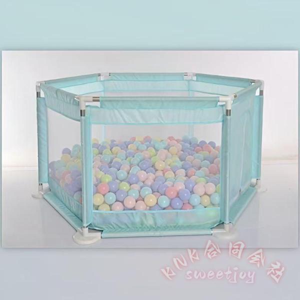 ＼家事をしていても安心！／中が見やすいメッシュタイプのベビーサークル・メッシュタイプなのでお子様の様子が見えやすく、通気性にも優れています。・シンプルなカラーで、どんなインテリアにも合わせやすく、お部屋馴染みのいいデザイン。・床にくっつく吸...