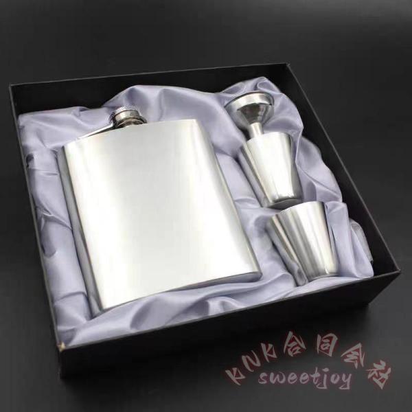 1.錆に強い高級ステンレスで作られるヒップフラスコです。壁が普通のスキットルより厚いから、寿命が長くなって表面も鏡面仕上げて使いやすいです。2.【容量】7oz オンス （約200ml） 【サイズ】17*18.5*4.5cm(キャップ部を除く...