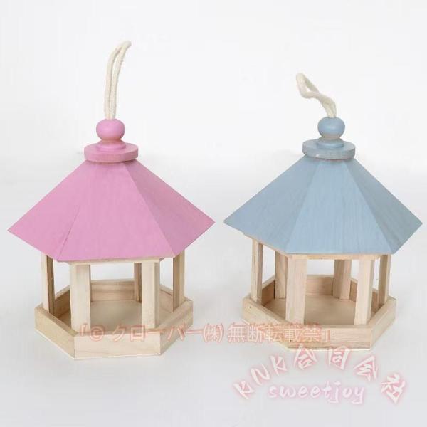 野鳥 餌 入れ バードフィーダー 木製 鳥 餌箱 バードウォッチング 庭 小鳥 餌台 エサ台 野鳥の観察にぴったり 天然木を使用したハウス型バードフィーダーで、野鳥の休憩場所にピッタリ！丈夫なひも付で、庭先の木に下げればお庭でバードウォッチ...