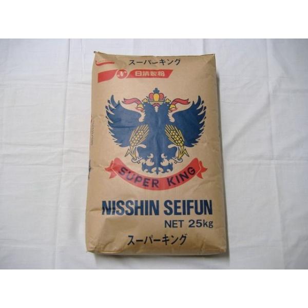 日清製粉。高級の食パン、イギリスパン専用強力粉。焼き上がりの風味に優れ、窯伸びが良い。国内で流通しているもっとも強力な強力粉です。＊画像は25kgの荷姿です。原産国：北米他アレルギー：小麦栄養成分表示：(100gあたり) エネルギー 368...