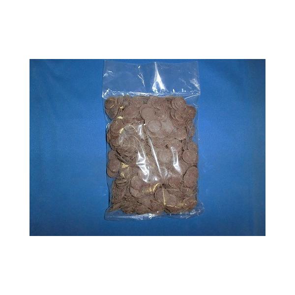 準チョコレートでテンパリングの要らないミルクチョコタイプのコーティング用チョコレートです。カカオの風味が生きた濃厚でコク深いミルク感とチョコレートのほろ苦さのバランスが良いミルクチョコ味です。直径3cmの薄いペレット状で必要な量を計量しやす...