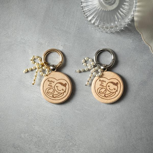 柔らかいフォルムに、ナチュラルウッドで温かみのあるマタニティマーク。ロゴの部分はレーザーでひとつひとつ丁寧に彫刻しています。金具はカラビナになっているので付け外しも簡単です。※表面はマタニティマーク英語です。※裏面のショップロゴはマタニティ...