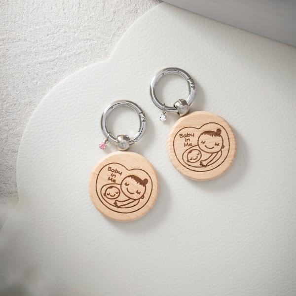 柔らかいフォルムに、ナチュラルウッドで温かみのあるマタニティマーク。ロゴの部分はレーザーでひとつひとつ丁寧に彫刻しています。金具はカラビナになっているので付け外しも簡単です。※表面はマタニティマーク英語です。※裏面のショップロゴはマタニティ...