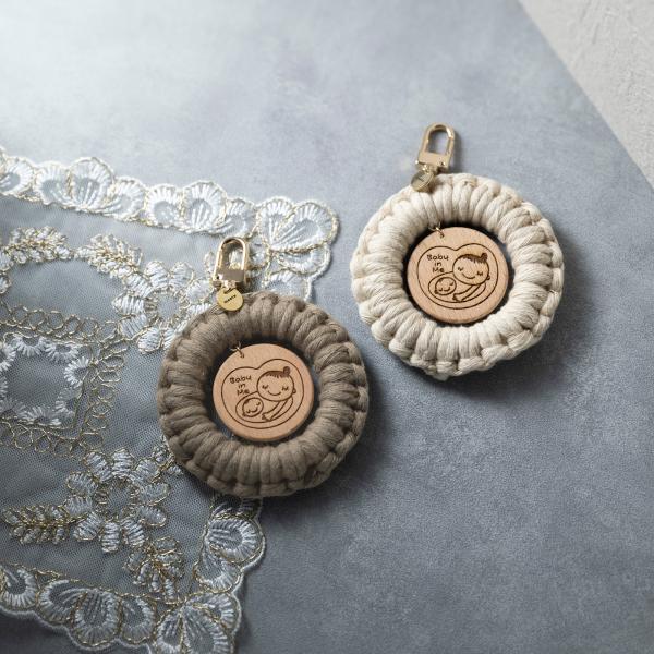 柔らかいフォルムに、ナチュラルウッドで温かみのあるマタニティマーク。ロゴの部分はレーザーでひとつひとつ丁寧に彫刻しています。金具はカラビナになっているので付け外しも簡単です。※表面はマタニティマーク英語です。※裏面のショップロゴはマタニティ...