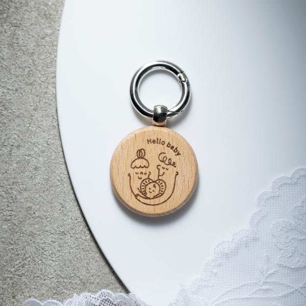 「一緒に出産を迎える」パパにもママにももっていただきやすいmeetsオリジナルデザインのパタニティマーク。レーザーでひとつひとつ丁寧に彫刻しています。金具はカラビナになっているので付け外しも簡単です。■リング金具のカラーシルバー■サイズ木製...