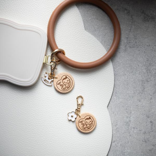 スマホリングやスマホストラップに付けられるミニサイズのマタニティマーク。ナチュラルウッドで温かみのあるデザイン。ロゴの部分はレーザーでひとつひとつ丁寧に彫刻しています。※表面はマタニティマーク英語です。※裏面のショップロゴは、マタニティマー...