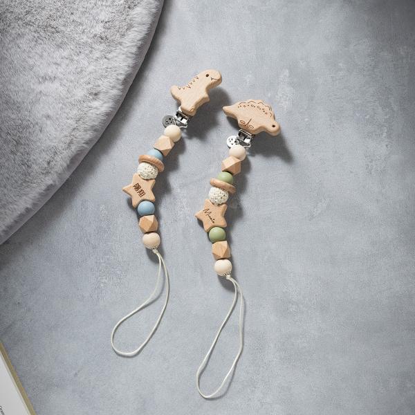 meetsオリジナル恐竜クリップと、星ビーズがポイントのマルチホルダー/おしゃぶりホルダー/トイホルダーです。meetsではレーザー彫刻での名入れも無料！（※星ビーズ部分のみ）こちらの商品はスタイや抱っこ紐・ベビーカーなどに取り付けて、おし...