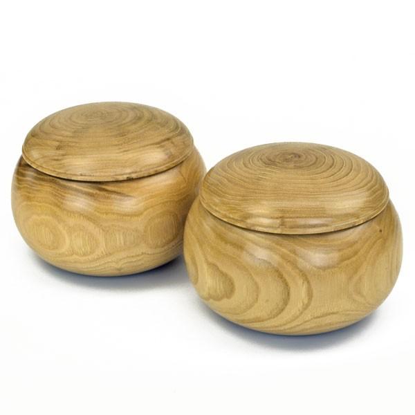 　木製碁笥の栗・大の生地仕上です。収納可能な碁石は、プラスチック碁石は全種類収納可能で、ガラス碁石は梅(厚み約8mm)まで、蛤碁石は30号(厚み約8mm)までになります。　昭和時代から普及品の木製碁笥として日本全国の数多くの囲碁愛好家に使わ...