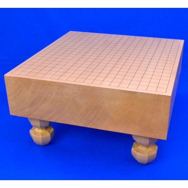 ■囲碁盤の材質：木製　新桂材(アガチス材)■囲碁盤のサイズ：横幅約42cm×奥行約45cm　厚み約4寸　足付碁盤新桂4寸は、新桂材(アガチス材)の一枚板造りで厚みが4寸の木製足付碁盤です。やや明るめの茶褐色系の色合いです。　4寸足付碁盤は実...