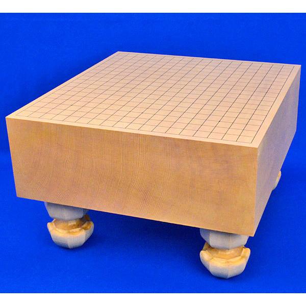 ■囲碁盤の材質：木製　新かや材(スプルース材)■囲碁盤のサイズ：横幅約42cm×奥行約45cm　厚み約5寸　足付碁盤新かや5寸は、新かや材(スプルース材)の一枚板造り、厚みが5寸の木製足付碁盤です。白黄褐色系の色合いです。　本桂材の茶褐色系...