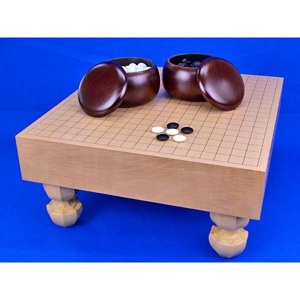 ■囲碁盤：足付碁盤　新桂3寸一枚板・囲碁盤の材質：木製　新桂材(アガチス材)・囲碁盤のおよそのサイズ　横幅42cm×奥行45cm　厚み約3寸■碁石：硬質ガラス碁石　新生・梅(厚み約8mm)■碁笥：プラスチック碁笥　銘木・大　木製の足付碁盤新...