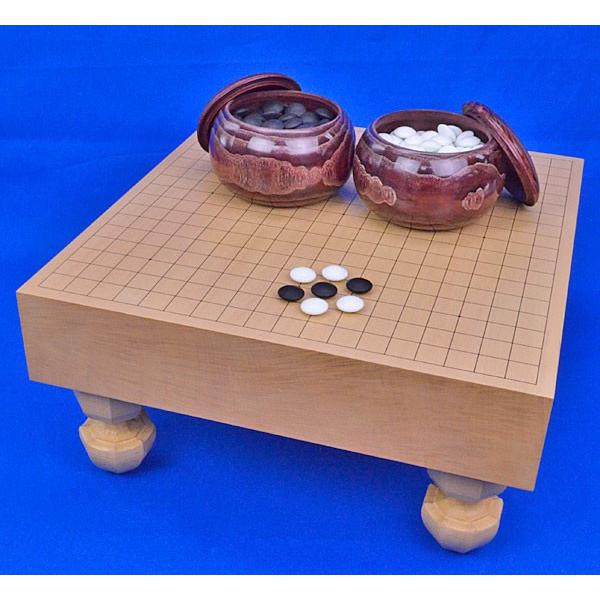 ■囲碁盤：足付碁盤　新桂3寸一枚板・囲碁盤の材質：木製一枚板　新桂材(アガチス材)・囲碁盤のサイズ：横幅42cm×奥行45cm　厚み約3寸■碁石：硬質ガラス碁石　新生・竹(厚み約9mm)■碁笥：木製碁笥　栗・特大　木製の足付碁盤新桂3寸一枚...