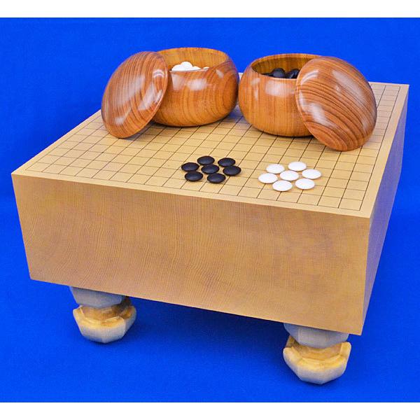 　木製の足付碁盤新かや5寸と日向特製(メキシコ産)蛤碁石28号実用(厚み7.5mm)と木製碁笥欅・特大の木製の5寸足付碁盤セットです。本桂材の茶褐色系の色合いに対して見やすい感じの白黄褐色系の色合いの新かや足付碁盤、すっきりとした見やすい木...