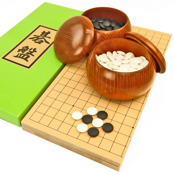 ■囲碁盤：折碁盤新桂5号・囲碁盤の材質：木製　新桂材(アガチス材)・囲碁盤のおよそのサイズ：横幅42cm×奥行45cm　厚み約1.3cm■碁石：日向特製蛤碁石25号実用(厚み7.0mm)■碁笥：木製碁笥　らいでん・特大　木製の折碁盤新桂5号...