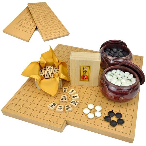 　囲碁将棋両用新桂1寸スライド卓上盤と硬質ガラス碁石新生竹(厚み約9mm)と木製栗碁笥特大と木製将棋駒白椿上彫駒のセットです。囲碁将棋両用新桂1寸スライド卓上盤は新桂材(アガチス材)のハギ造りで、囲碁盤の中央部分がスライド式で囲碁盤を２つに...