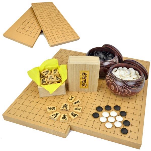 　囲碁将棋両用新桂1寸スライド卓上盤と日向特製蛤碁石25号実用(厚み約7.0mm)と木製栗碁笥大と木製将棋駒シャム黄楊上彫駒のセットです。囲碁将棋両用新桂1寸スライド卓上盤は、新桂材(アガチス材)のハギ造りで、囲碁盤の中央部分がスライド式で...