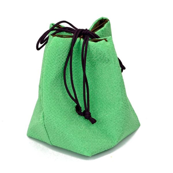 　将棋の駒を収納するためのシンプルな単色の和風の駒袋です。※手作り品ですので、色合いには多少とも差はあり、ひもの形状・色が変わる場合がございますので予めご了承くださいますようお願い申し上げます。■駒袋の底面のおよそのサイズ：8cm×8cm　...