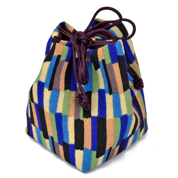 　将棋の駒を収納するための和風のポリエステル製駒袋です。※手作り品ですので、色合いとガラには多少とも差はあり、ひもの形状・色が変わる場合がございますので予めご了承くださいますようお願い申し上げます。■駒袋の底面のおよそのサイズ：8cm×8c...