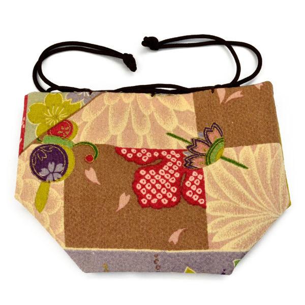 　将棋の駒を収納するための縮緬（ちりめん）の和柄駒袋です。■駒袋の底面のおよそのサイズ：8cm×8cm　こちらの将棋駒袋は底面のサイズがややゆとりのあるサイズの8cm×8cmになっています。普段ご愛用している将棋駒を駒袋に入れると高級感ある...