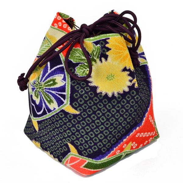 　将棋の駒を収納するための和風のポリエステル製駒袋です。※手作り品ですので、色合いとガラには多少とも差はあり、ひもの形状・色が変わる場合がございますので予めご了承くださいますようお願い申し上げます。■駒袋の底面のおよそのサイズ：8cm×8c...