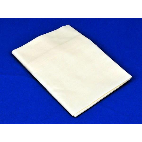 　2寸将棋盤用の布カバーです。こちらの布カバーは薄手の生地になります。明るい白黄色〜薄黄の色合いですが色合いは変更となる場合がございますので予めご了承ください。　将棋盤の保護や保管用に便利な布カバーです。別売の桐覆いとの併用で将棋盤の保護と...