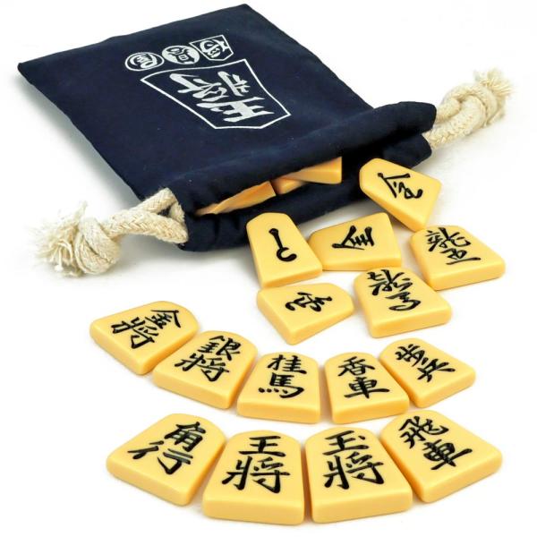 　駒箱はなく将碁屋ミニ駒袋とのプラスチック製将棋駒の歩心です。字は彫り字で書体は見やすい基本書体の将棋駒です。●およその駒サイズ：　王将・玉将＝横幅約2.5cm×高さ約3cm×厚み約0.7cm　歩兵＝横幅約2cm×高さ約2.5cm×厚み約0...
