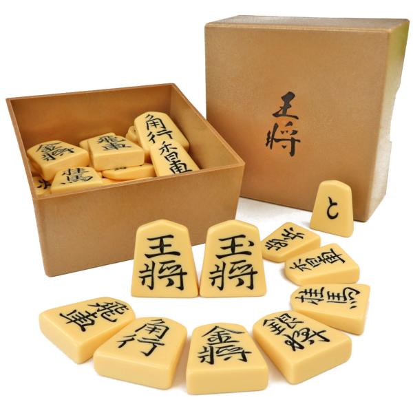 プラスチック将棋駒 王将(水無瀬) ※駒箱付 : 囲碁将棋専門店の将 プラスチック将棋駒 王将(水無瀬) ※駒箱付 : 囲碁将棋専門店の将