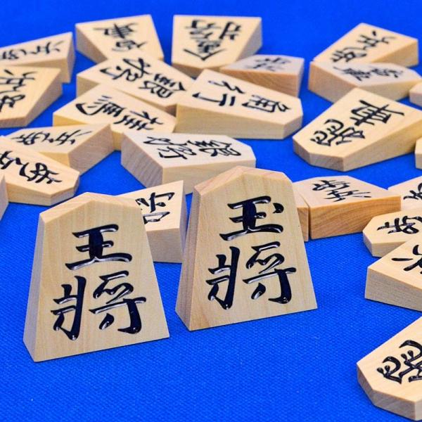 将棋駒 晴月作 御蔵島産本黄楊特上彫駒 錦旗書 ※駒箱付【囲碁将棋専門