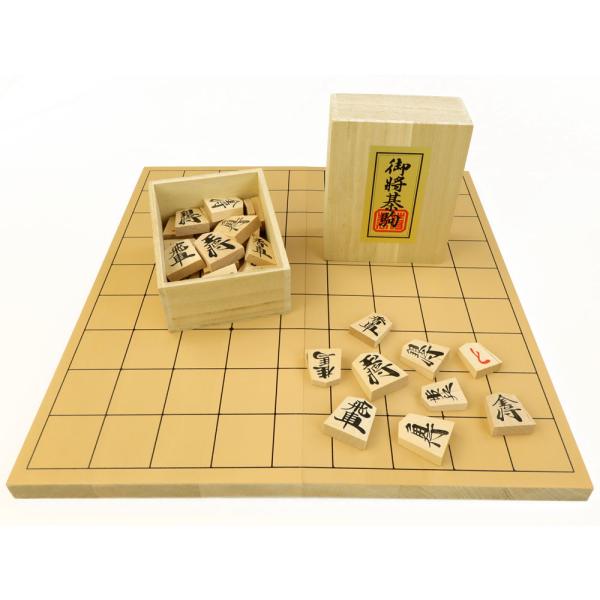 　訳あり特価品の木製新桂5号折将棋盤と木製将棋駒樺材優良押駒（簡単な将棋の遊び方説明用紙付き）の将棋セットです。将棋対局には支障がないと当店が判断した折将棋盤ですが、ヒビあと・シミあと・変形・メモリの切れやにじみ・色むら・過度に目につく木癖...